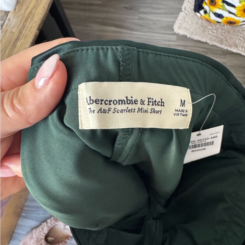 Abercrombie & Fitch NWT Scarlett Satin Sculpt Mini Skort Deep Green Medium - Picture 7 of 10